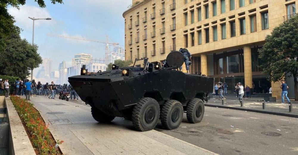 У здания парламента Ливана произошли стычки: полиция применила газ