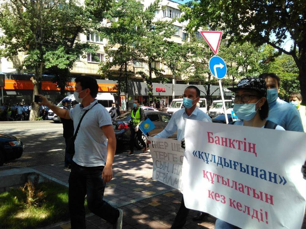 В городах Казахстана оппозиция устроила протесты: полиция начала задерживать активистов