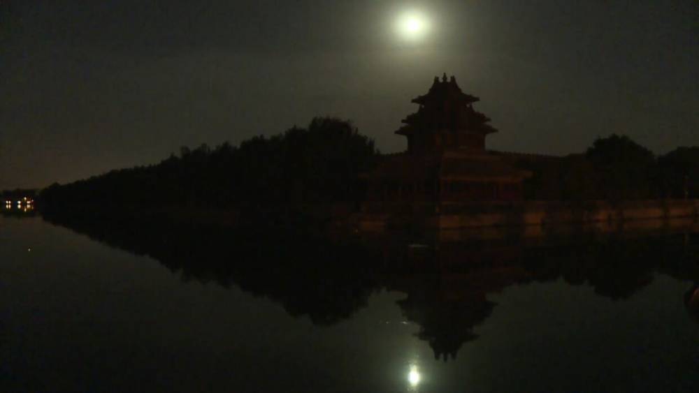 Китайцы увидели клубничное лунное затмение.