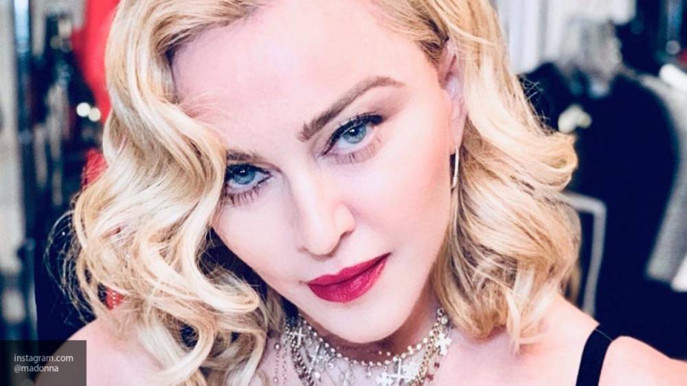 Певица Мадонна явилась на марш в защиту чернокожих на костылях и без маски