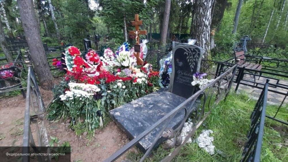 СМИ: похороны любимой матери организовал сын Юлии Норкиной от первого брака