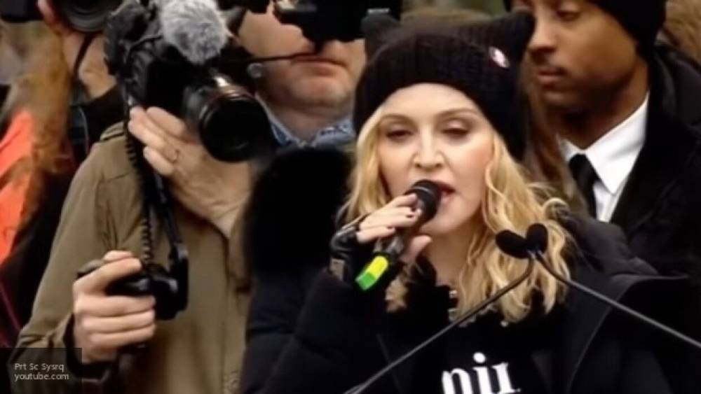Мадонна на костылях пришла на марш в защиту прав чернокожих