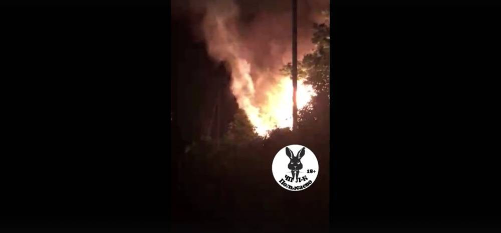 В Кузбассе пожар в бараке сняли на видео