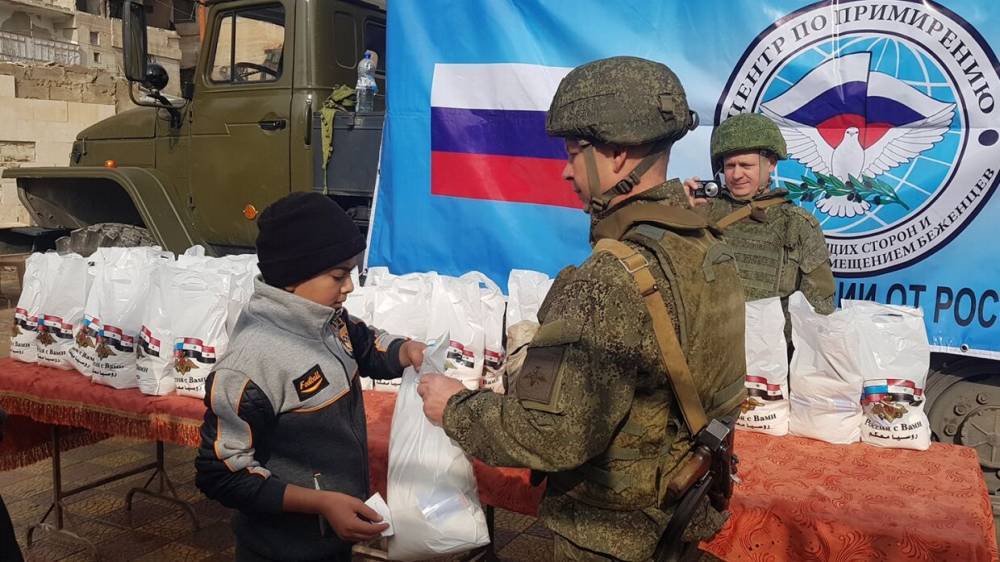 Военные РФ доставили 1,2 тонны гумпомощи в поселок Арна в Сирии
