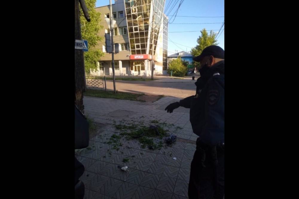 В Улан-Удэ мужчина рассыпал марихуану перед полицейскими в центре города