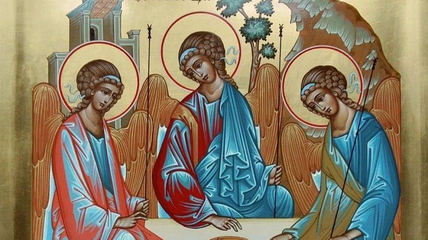 Православные верующие встречают День Святой Троицы