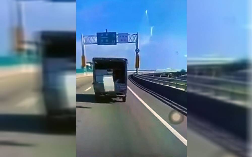 Чудо-коробка запрыгивает в грузовик на ходу. Дважды (невероятное видео)