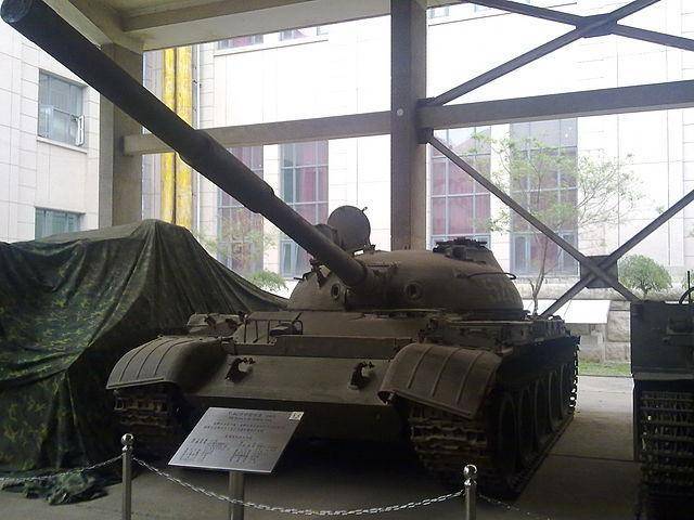 В Ливии заметили модернизированный Т-62М с "бровями Ильича"