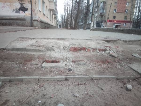 В Сыктывкаре обследуют разбитую лестницу на ул.Чернова для дальнейшего ремонта