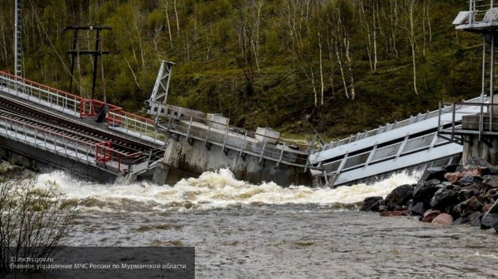 Один из мостов в Красноярском крае обрушился во время сильных паводков