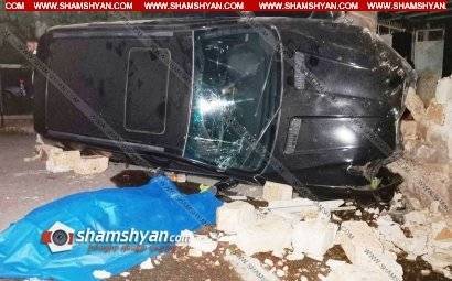 В Ереване 40-летний водитель BMW врезался в металлический забор, каменную стену и погиб