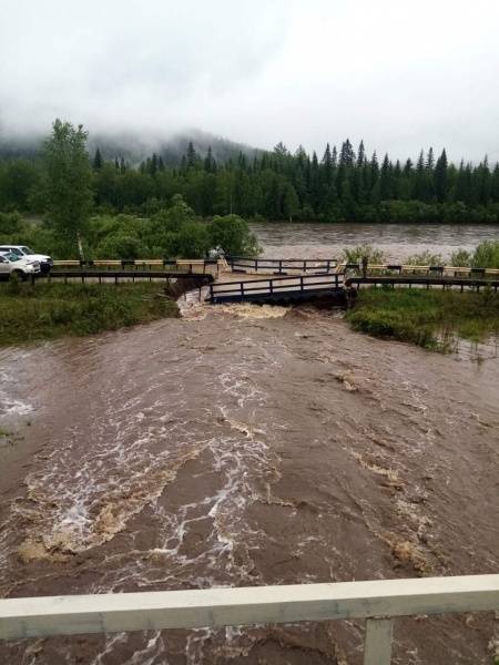 В Красноярском крае из-за сильных дождей разрушились два автомобильных моста