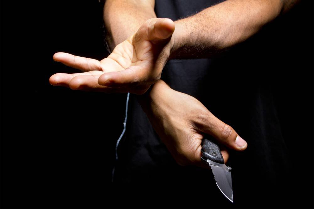 Тинейджер с ножом отобрал телефон у жителя Тбилиси