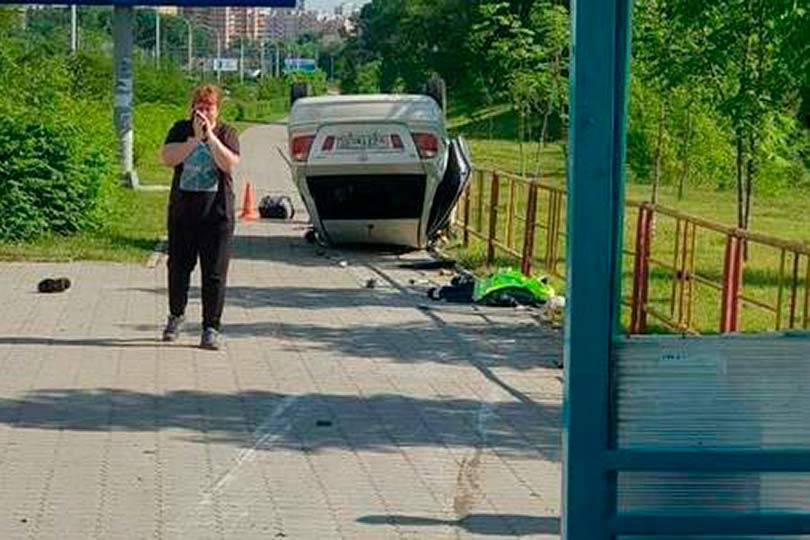 В Хабаровске нетрезвый водитель совершил наезд на остановку и насмерть сбил отца с сыном