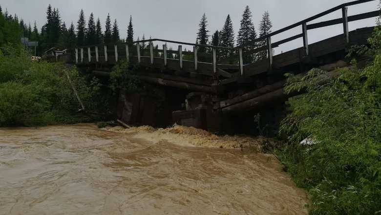 В Красноярском крае в результате затяжных дождей обрушился автомобильный мост