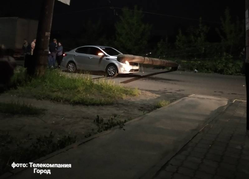 На улице Станкозаводской в Рязани автомобиль снёс столб