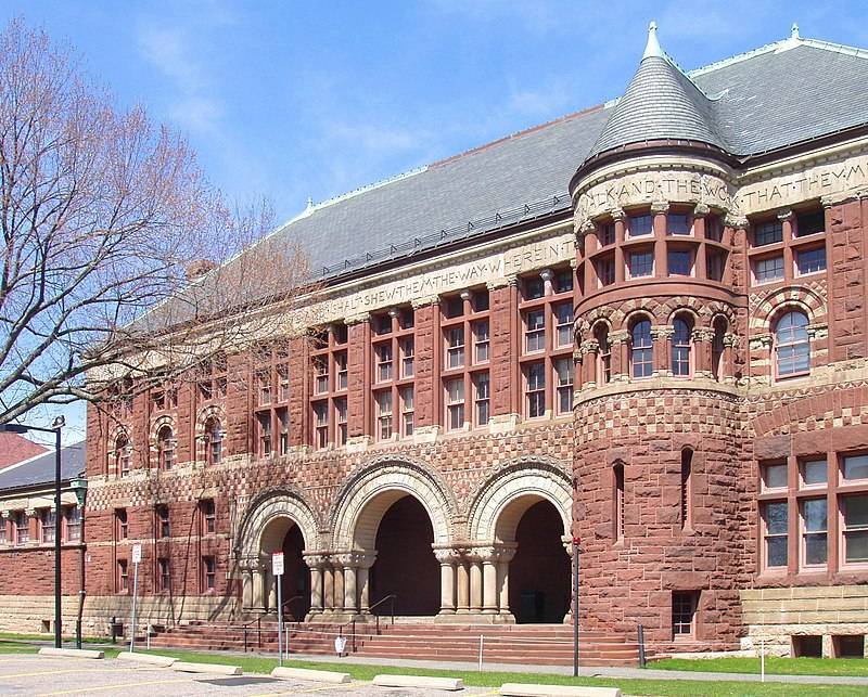 Гарвард решил не открывать двери для студентов до конца 2020 года