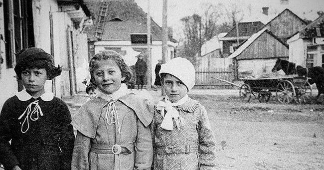 В сети поделились почти 100-летним фото еврейских детей на Волыни