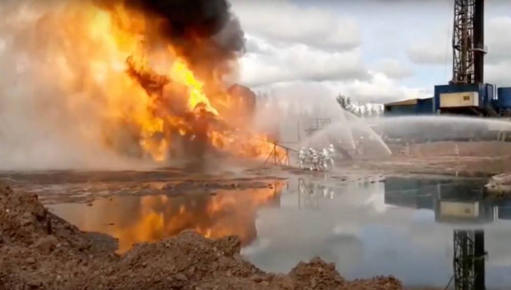 В России уже неделю горит нефтяная скважина, тушить собрались противотанковой пушкой: видео