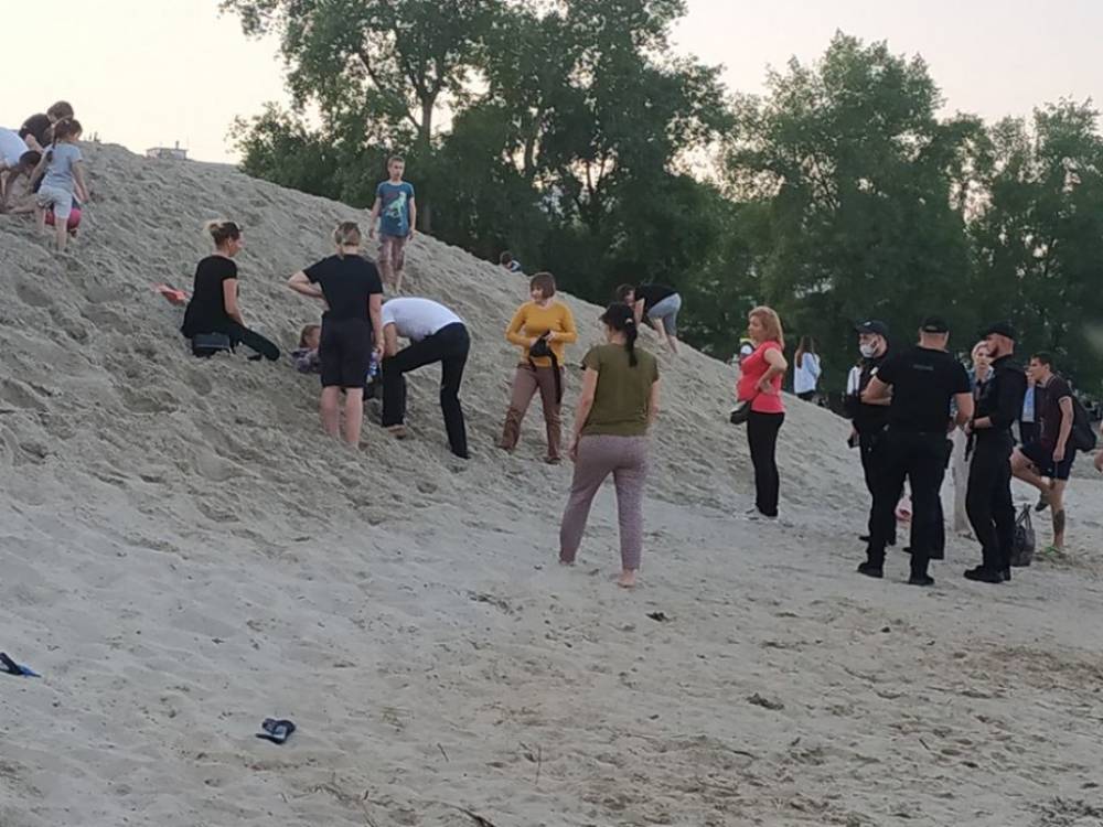 Девочка провела 2 минуты под толщей песка: в Киеве на набережной чуть не погиб ребенок
