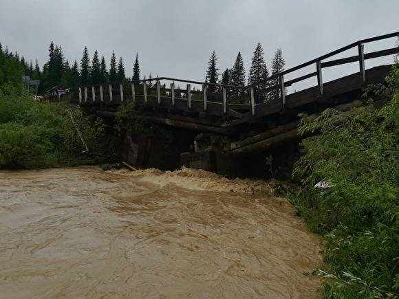 В Красноярском крае из-за проливных дождей рухнули опоры автомобильного моста