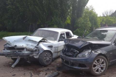 В Житомирской области столкнулись два автомобиля: женщина и двое детей пострадали