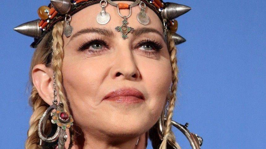 Певица Мадонна на костылях вышла поддержать протестующих в Лондоне