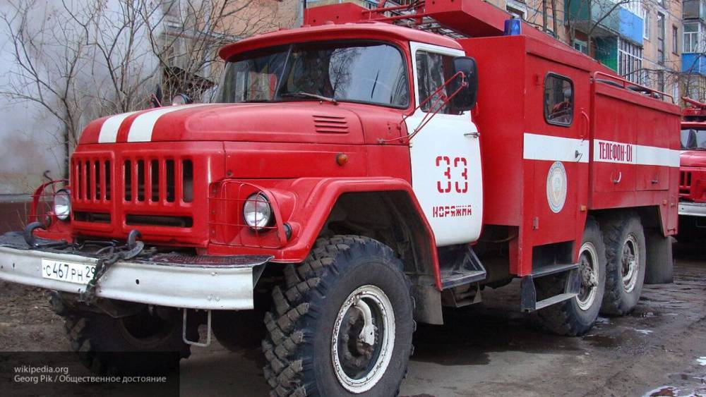 Трое сотрудников МЧС в Москве восстановили раритетные машины пожарной службы
