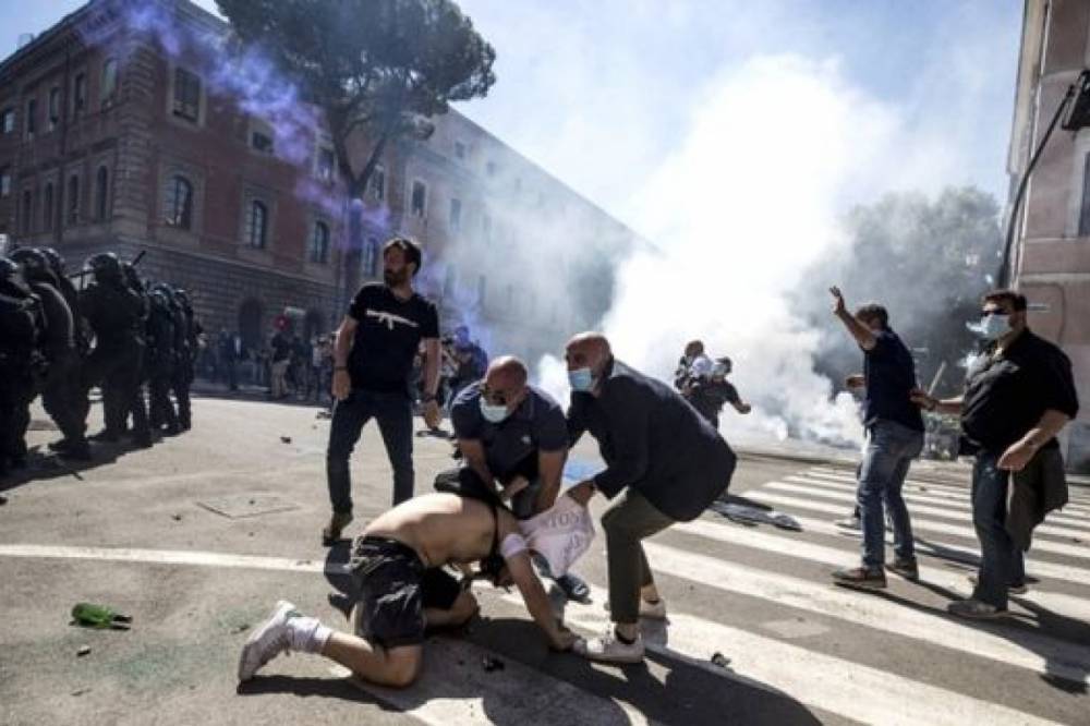 В Риме ультраправые экстремисты устроили столкновения с правоохранителями во время протеста против COVID-19