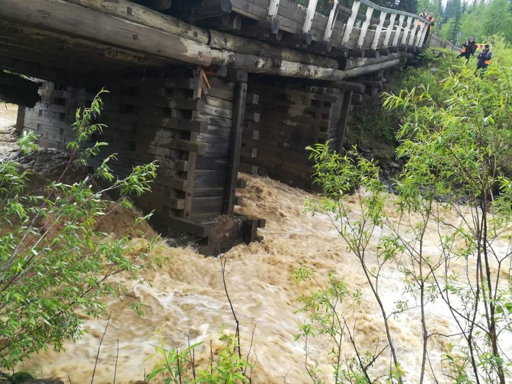 В Красноярском крае из-за сильных дождей рухнули два автомобильных моста