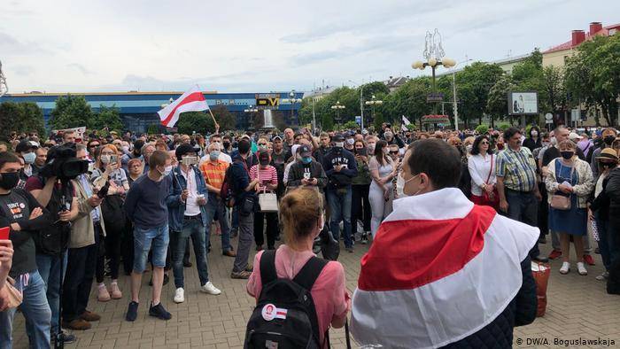 В столице Беларуси проходят оппозиционные пикеты, начались задержания: видео