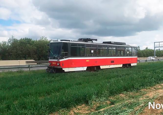 Внезапно: под Прагой неизвестные «припарковали» трамвай