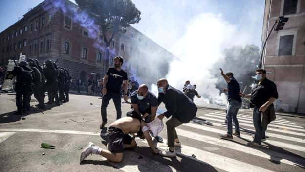 Ультраправые устроили беспорядки в Риме, полиция применила газ и водометы: видео