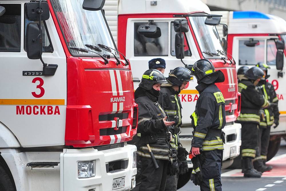 Пожар произошел на складе в Москве