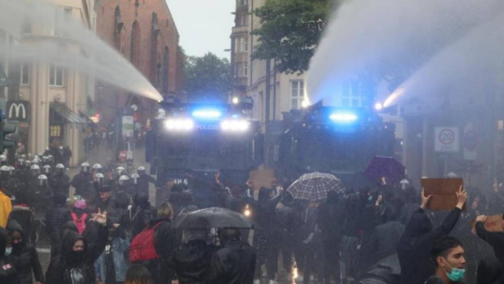 Демонстрации в Берлине и Гамбурге закончились массовыми арестами