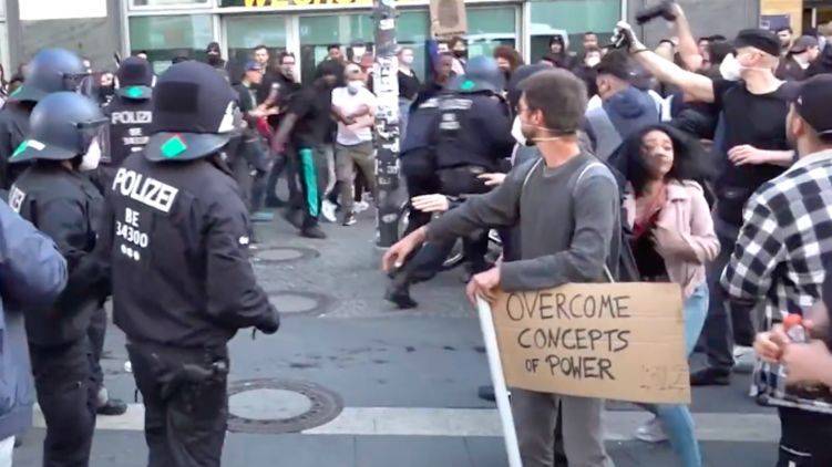 В Берлине произошла провокация с погромами после мирной акции протеста: видео