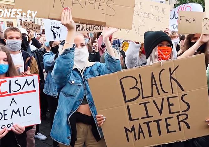 В центре Праги протестовали против расизма и полицейского насилия