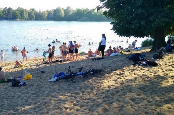 Петербуржцы открыли купальный сезон в парке Интернационалистов