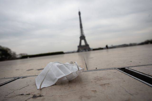 Во Франции могут увеличить штрафы за выброшенные на улице маски и окурки