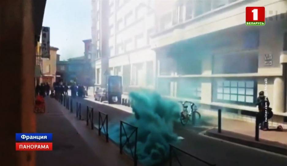 Во Франции очередная акция "желтых жилетов" переросла в массовые столкновения с полицией
