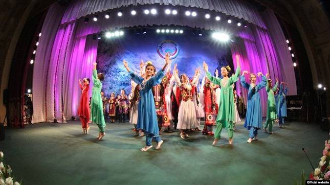 Таджикские певцы и музыканты проводят "сезон свадеб" дома