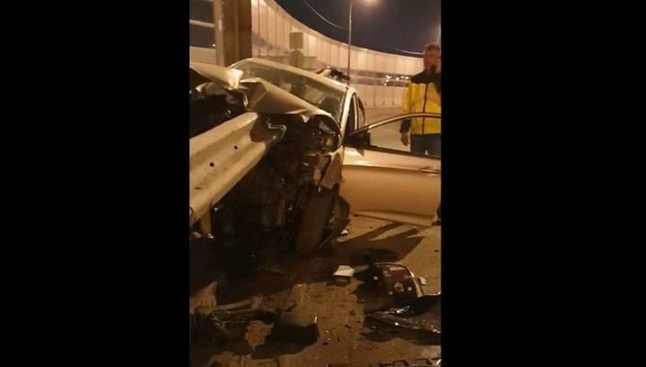 Металлическое ограждение проткнуло легковой автомобиль на Ярославском шоссе. Видео
