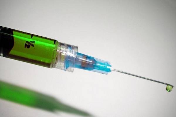 Россияне смогут получить бесплатную вакцину от коронавируса по ОМС