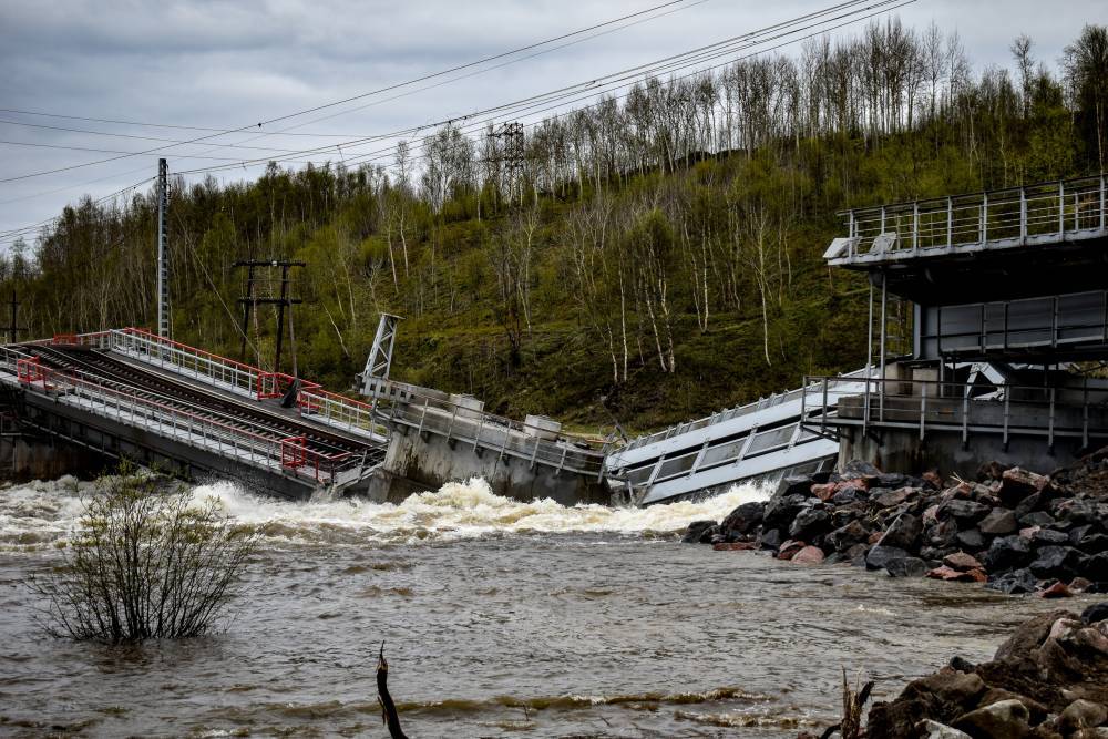 МЧС назвало причину обрушения железнодорожного моста в Мурманске