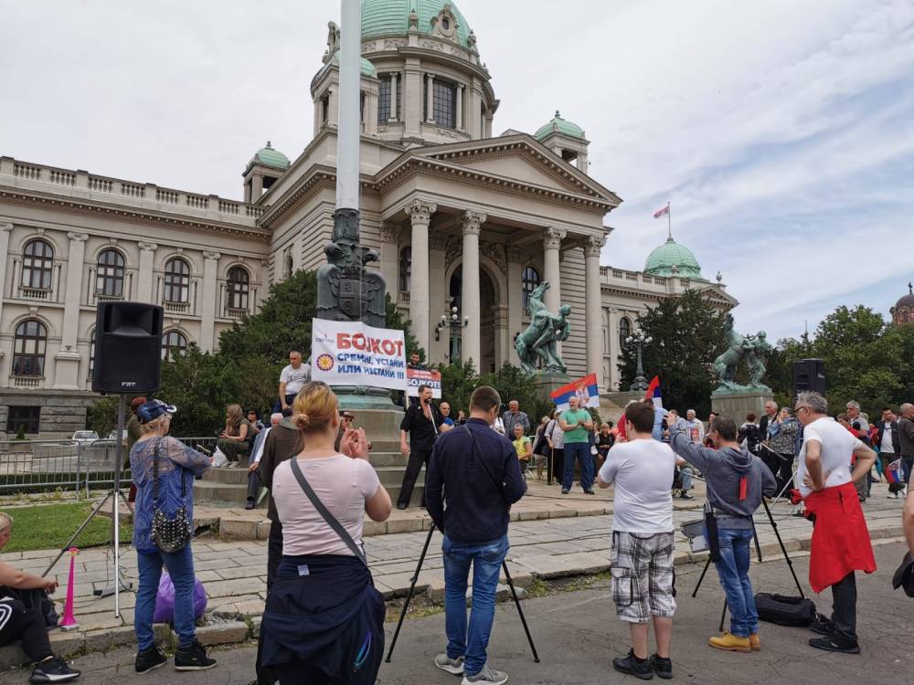 Сербская оппозиция собрала малочисленный митинг за бойкот выборов