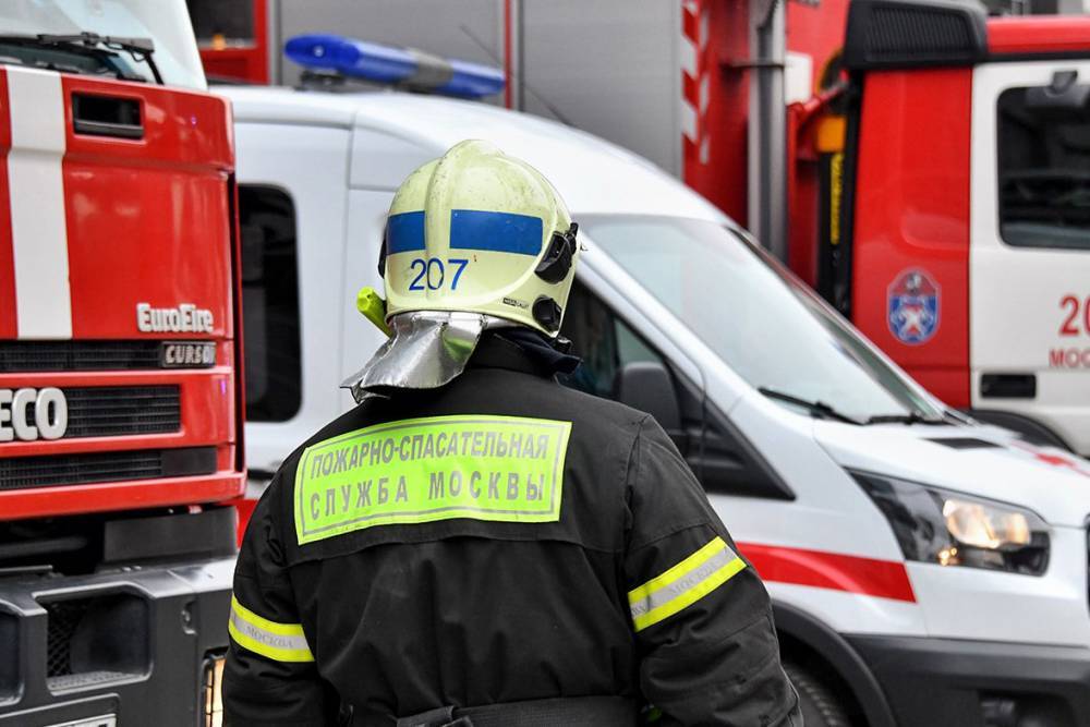 Пожарные ликвидировали возгорание на складе с декорациями в Подмосковье