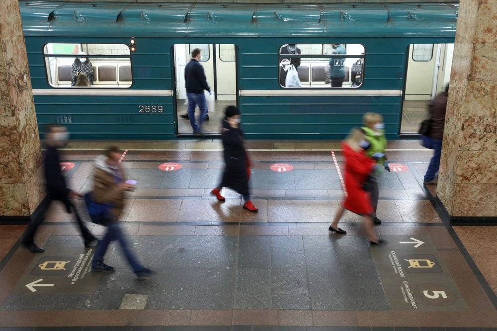 Дептранс напомнил пассажирам метро о соблюдении дистанции