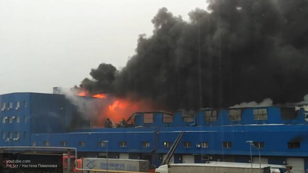 Спасатели тушат возгорание склада пиломатериалов в Хабаровске