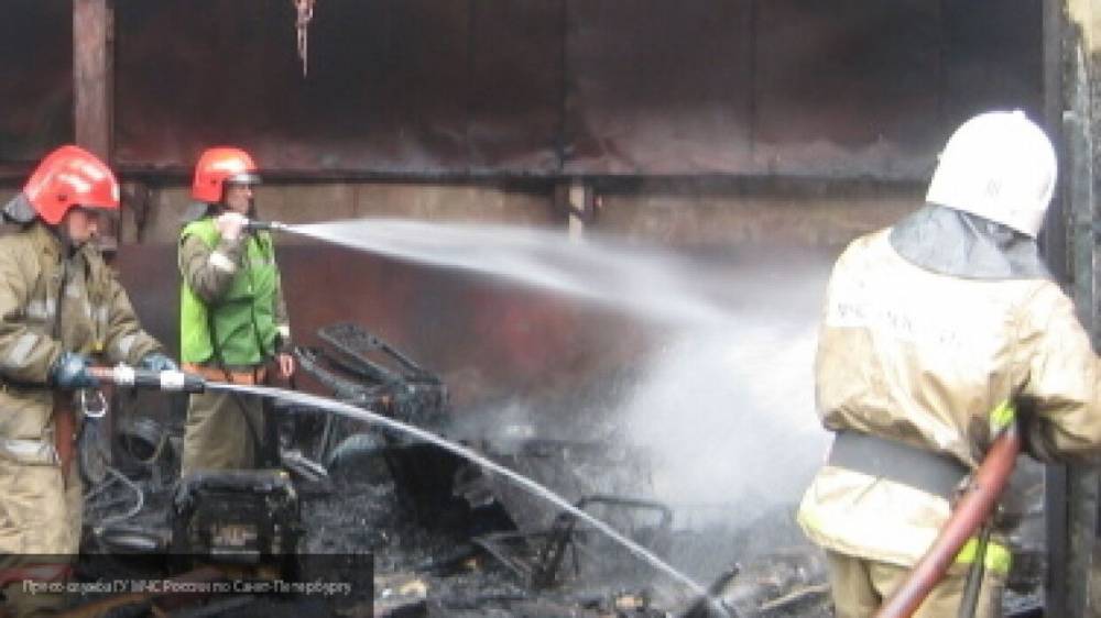 Склад пиломатериалов на площади в полторы тыс. квадратных метров загорелся в Хабаровске