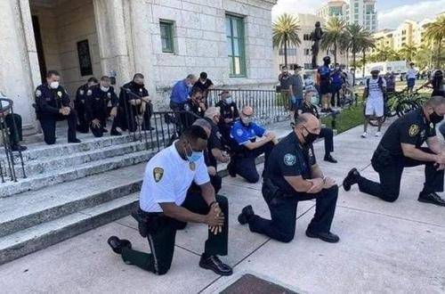 В Росгвардии осудили вставание на колено полицейских в США: Это унизительно